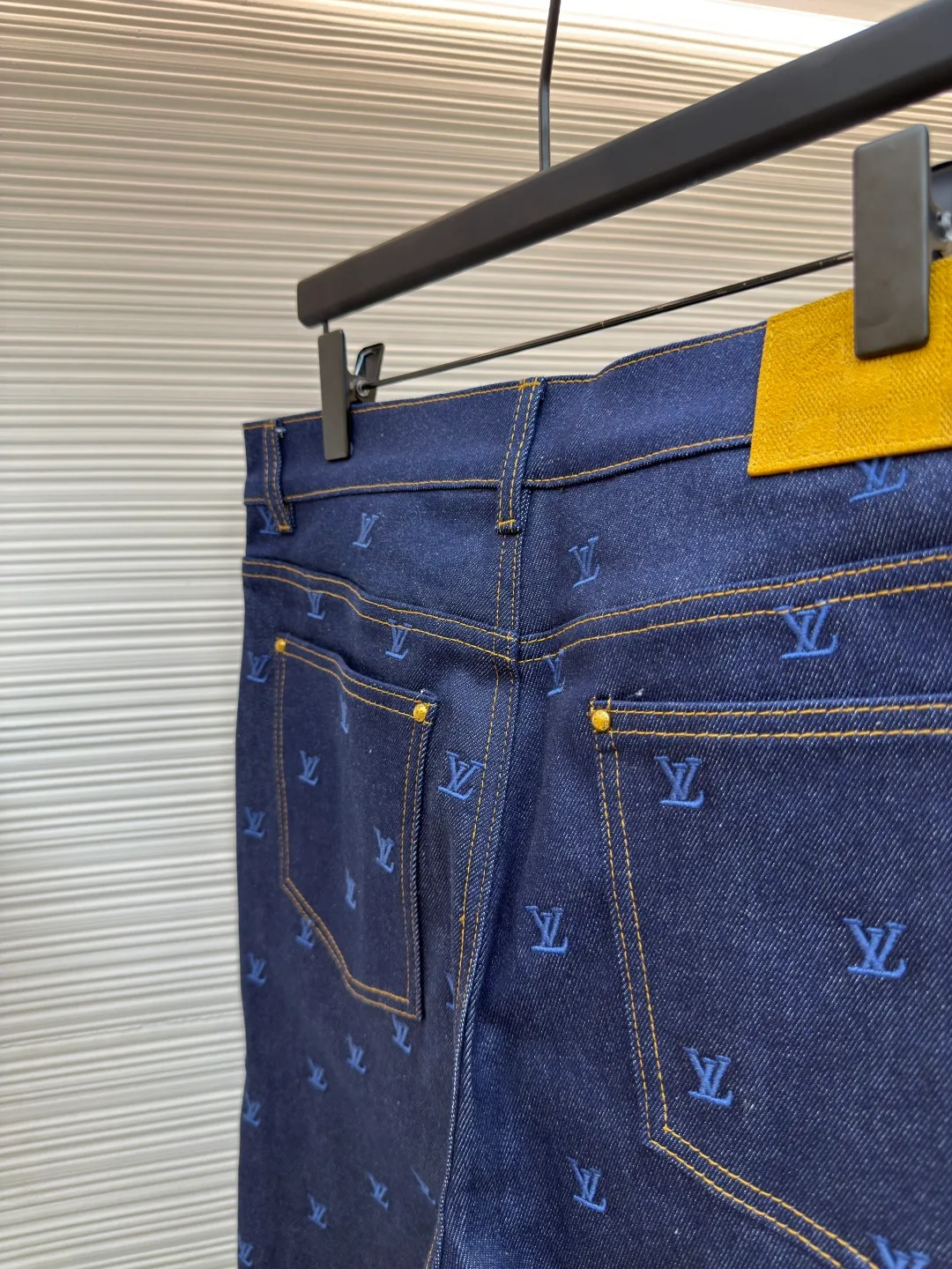 LOUIS VUITTON embroidered logo jeans ●Authentic product: purchased and developed by 15939 ●Item number: 1680014-B60 ●Fabric: denim fabric ●Technology: embroidery production ●Version: fitted version ●Weight: about 1145 grams ●Size: 30-32-34-36 ●Description: The fabric is made of 430g denim fabric, which feels breathable and comfortable after washing. Every detail is customized by YB, with matching patterns, custom hardware buttons, and leather tags that are highly restored, comparable to the original ones. It can be matched with the same style to create a fashionable look, and can be used in various occasions. Customized accessories, complete with three standards, same style for men and women!
